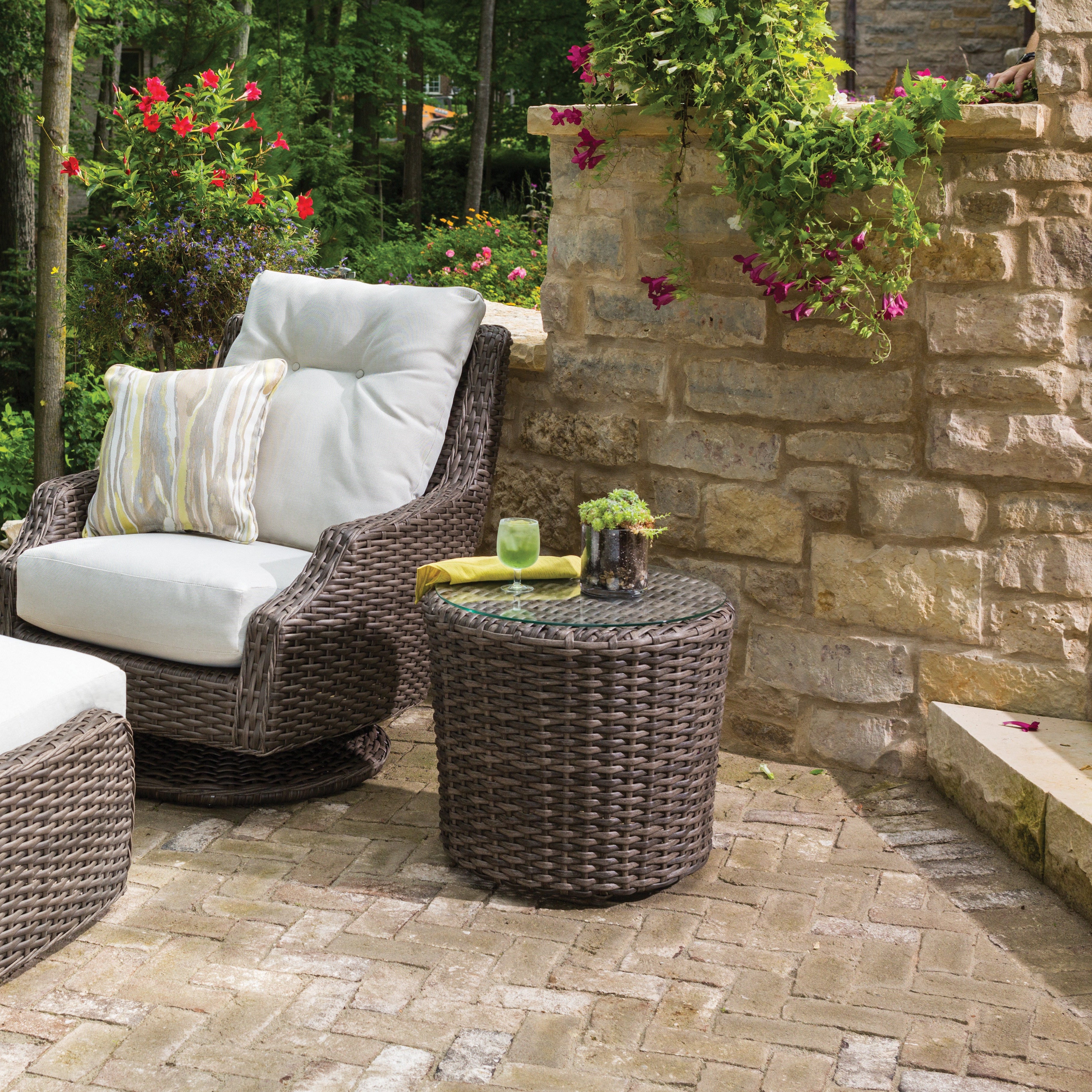 Lloyd Flanders Largo Woven Vinyl Outdoor 22" Round End Table With Glass