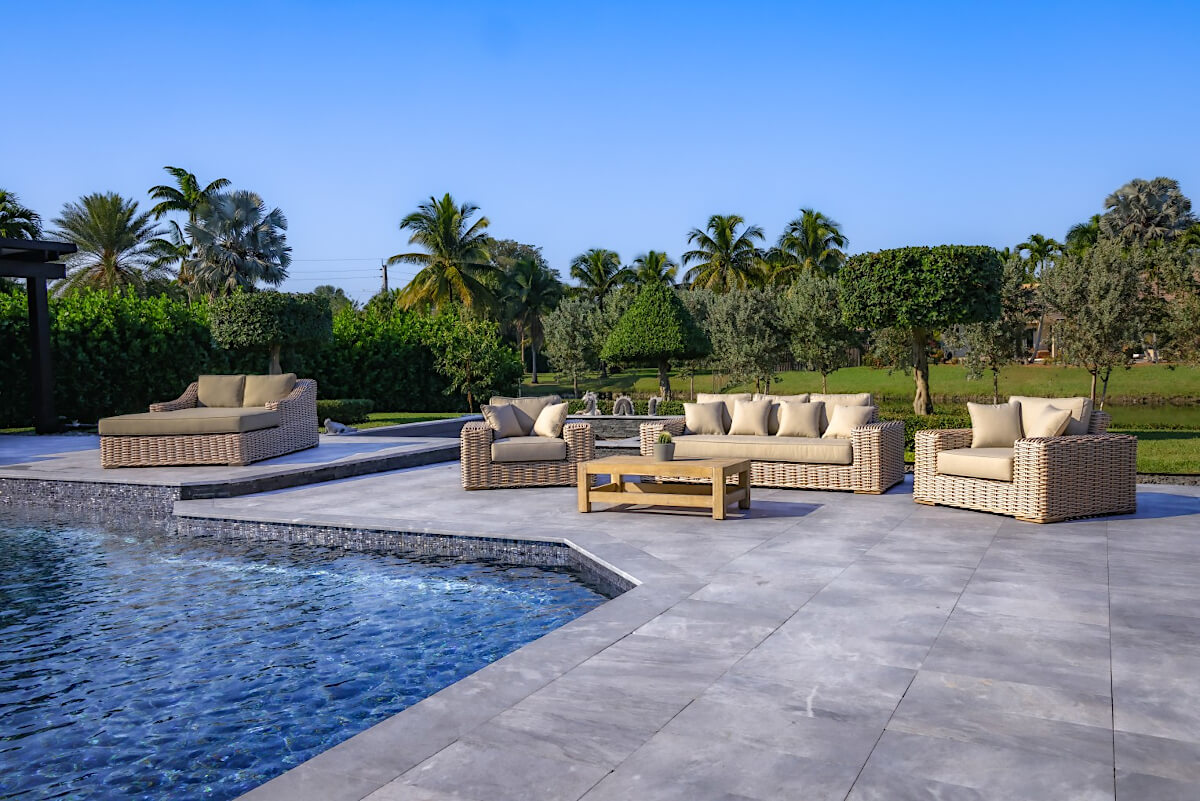 OUTSY Anna LUX 4-Piece Outdoor Wicker Aluminum Frame Furniture Set with Wood Coffee Table in White Grey - with XL sun lounger