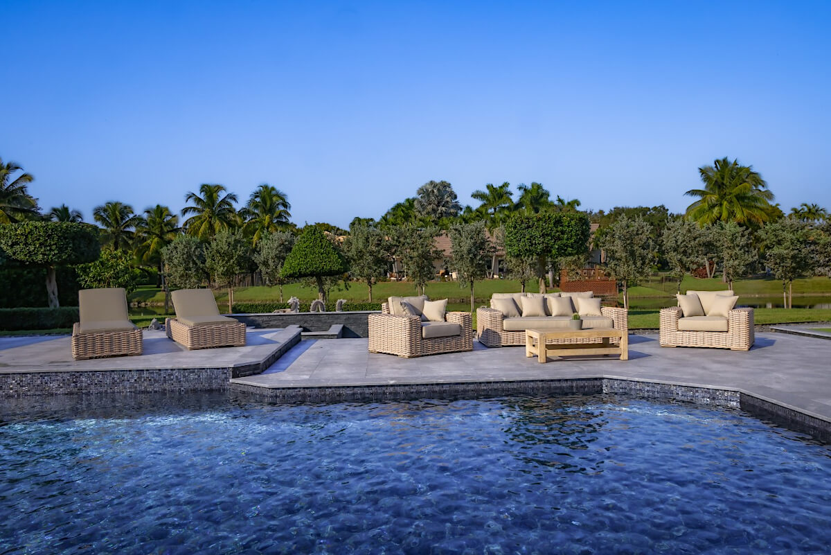 OUTSY Anna LUX 4-Piece Outdoor Wicker Aluminum Frame Furniture Set with Wood Coffee Table in White Grey - with two sun loungers